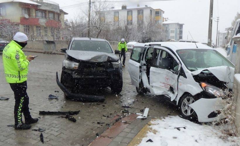 Aşı ekibi kaza yaptı, 4 sağlık görevlisi yaralandı