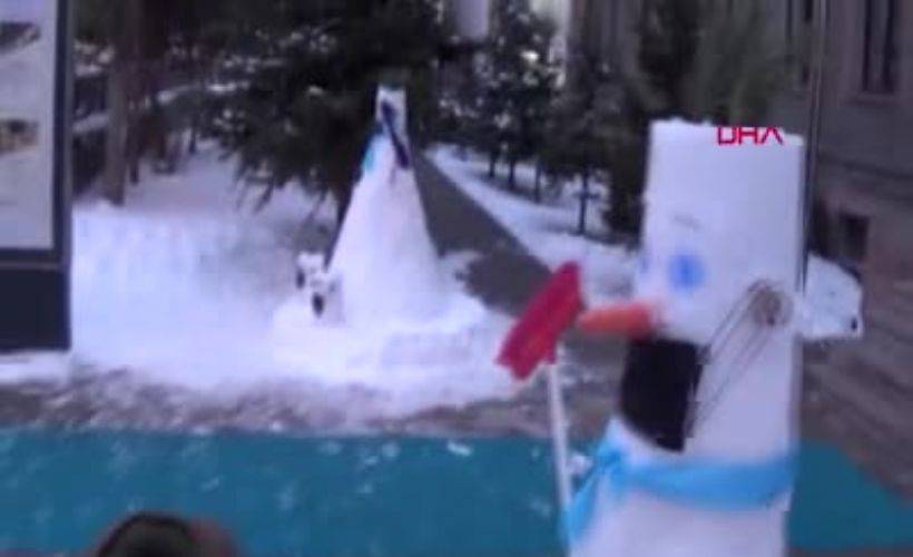 İkiz kardan adam ile 'maske' mesajı