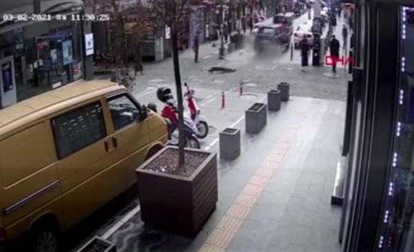 Cipin çarptığı otomobilin, pastane vitrini ve yayalara çarparak durması kamerada