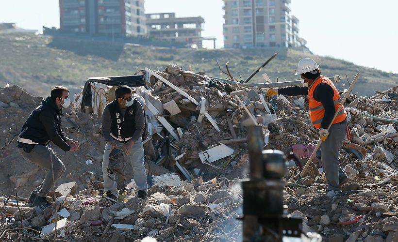 İzmirli depremzedelerin eşyaları için moloz yığınları arasında hassas çalışma yürütüyorlar