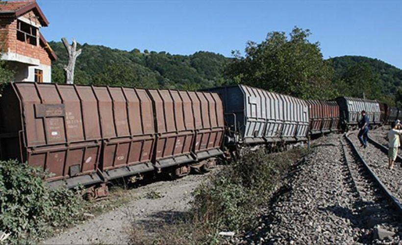 ABD'de yük trenine ait 44 vagon raydan çıktı