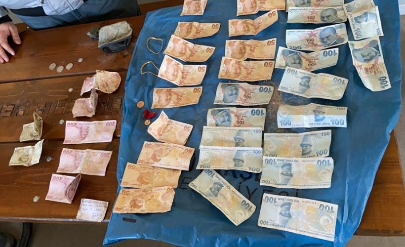 Moloz yığınlarında, depremzedelerin eşyaları aranıyor