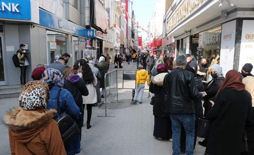 'Kırmızı' alarm veren Samsun'da önlemler de kuyruklar da arttı