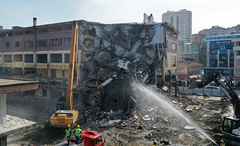 Rize’de riskli binaların yıkımı başladı