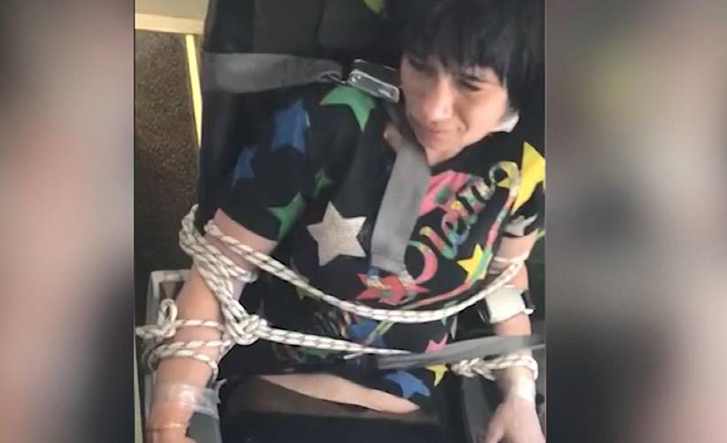 Uçakta yolcuları rahatsız eden kadın, koltuğa bağlandı