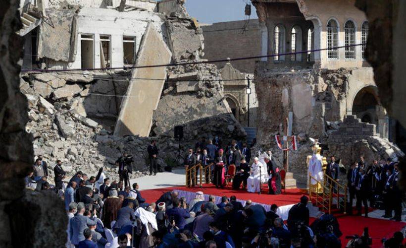 Papa Musul'da enkazlar arasında terör kurbanları için dua etti