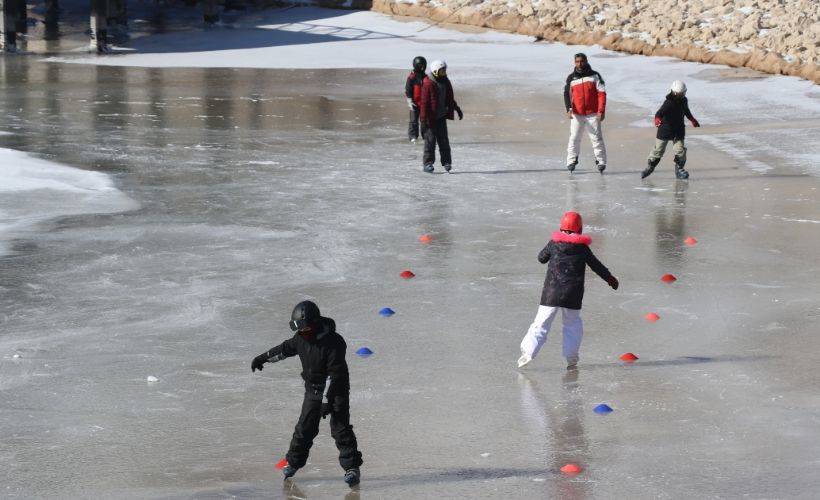 Kayak sporcusu çocuklar donan Ardıçlı Gölü'nde buz pateni keyfi yaptı