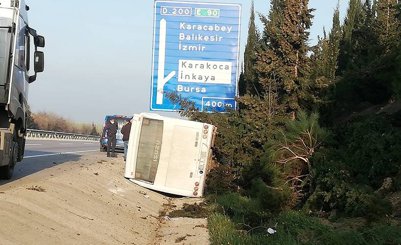 Bursa'da fabrika işçilerini taşıyan otobüs devrildi