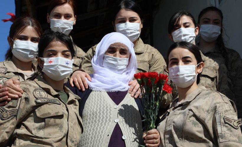 Bingöl'de yaşayan 74 yaşındaki Meryem nineye jandarmadan 8 Mart sürprizi