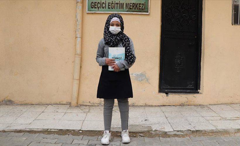 Türkiye'de protez bacağa kavuşan Suriyeli Şeyma artık yürüyerek okula gidiyor