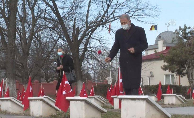 Bakan Akar, Bükreş Türk Şehitliği'ni ziyaret etti