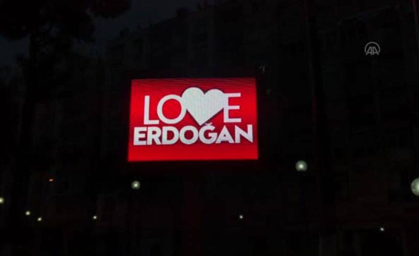 'Love Erdoğan' görseli LED ekranlara yansıtıldı