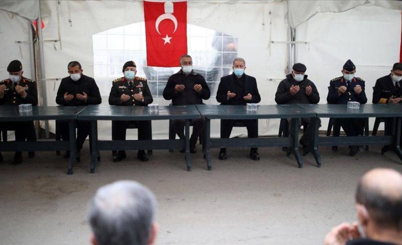 Bakan Akar ve komutanlardan Bitlis şehitlerinin Ankara'daki ailelerine taziye ziyareti