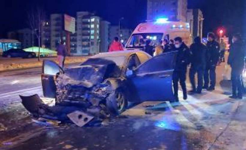 Kayseri'de otomobille midibüs çarpıştı: 2 ölü