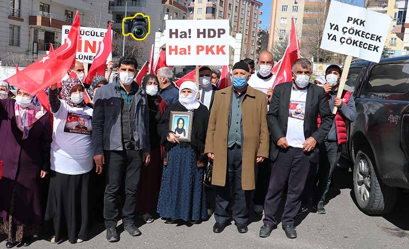 Diyarbakır'daki evlat nöbetine bir aile daha katıldı