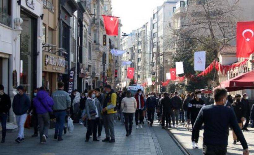 İstanbul’da endişe veren görüntü… Taksim Meydanı'nda cumartesi kalabalığı