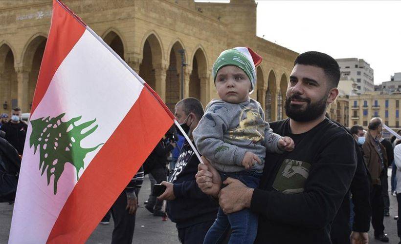 Lübnan'da hayat pahalılığı ve doların yükselmesi protesto ediliyor