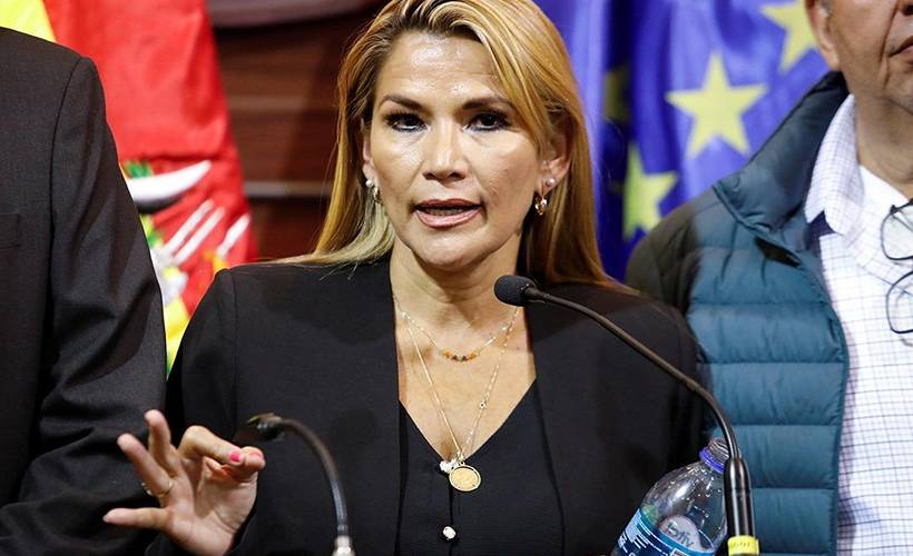 Polis eski başkanı yatağın altındaki bir kutuda saklanırken buldu!