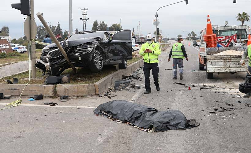 Antalya'da iki otomobil çarpıştı: Ölü ve yaralılar var