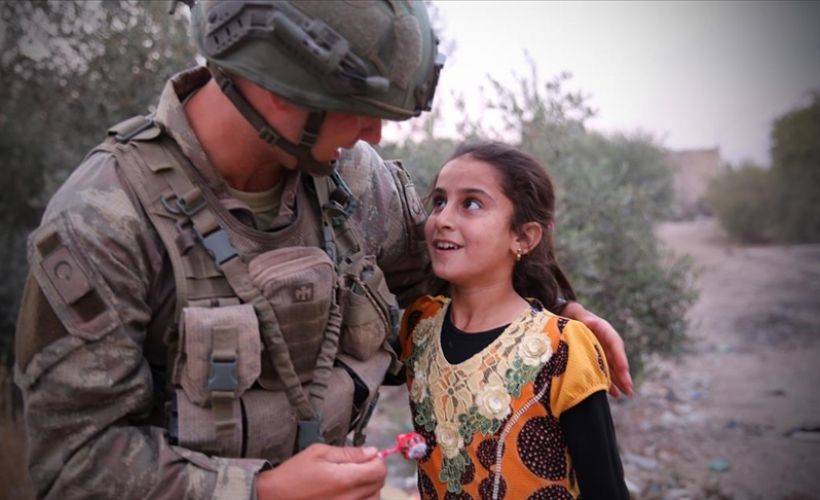 Mehmetçik, terör saldırılarına karşı Suriyelileri korumaya ve yardım ulaştırmaya devam ediyor