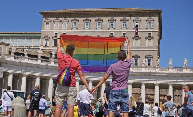 Vatikan: Eşcinsel birlikteliklerin kutsanma izni yok