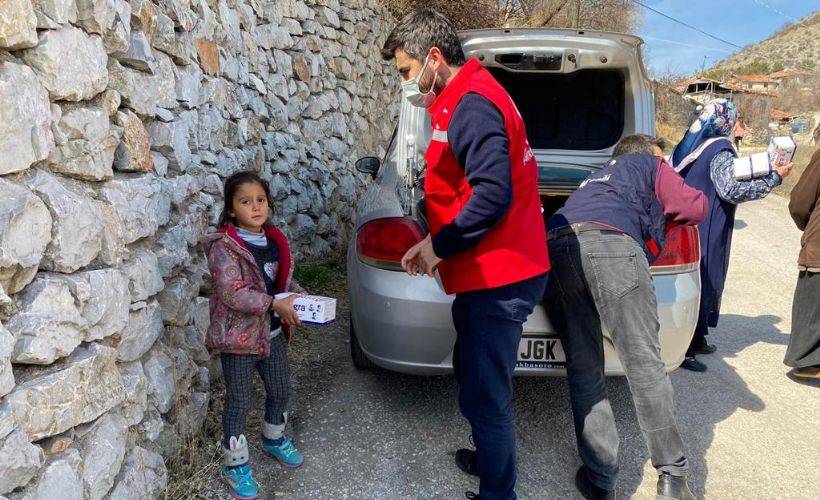 Ankara'da 40 Aileye Hijyen Paketi ve Gıda Yardımları