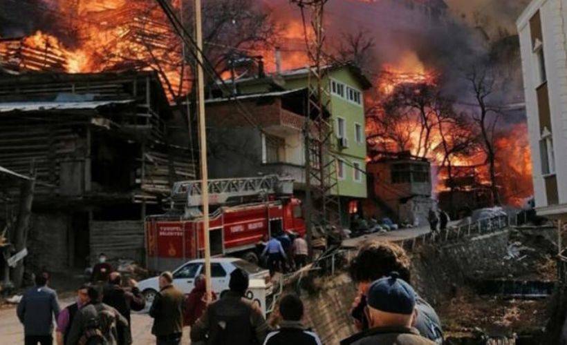 Havadan müdahale talep edildi… Artvin’de yangın 50 eve sıçradı