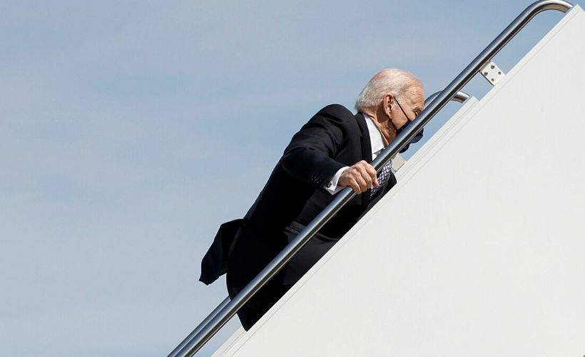 Biden, uçağa binerken 3 kez düştü!