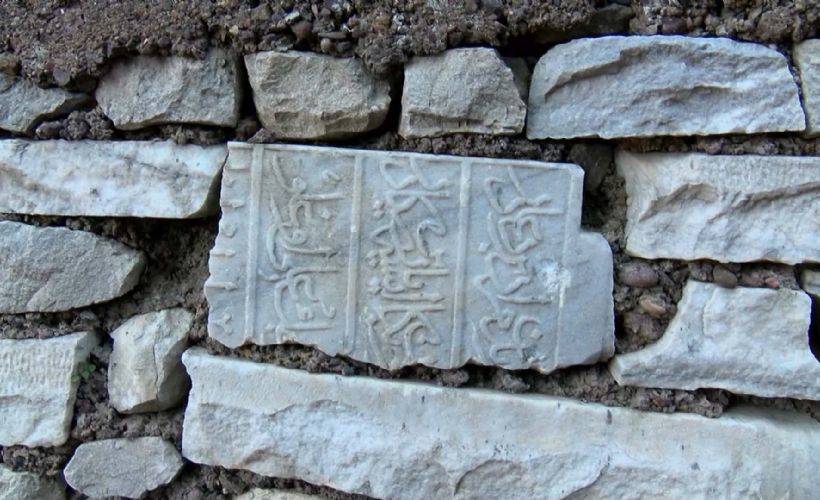 Tarihi mezar taşlarının mezarlık duvarında kullanıldığı ortaya çıktı