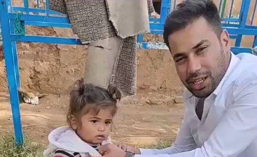 Sosyal medyanın geldiği son nokta! İzlettirmek için küçük çocuğu dövüyor