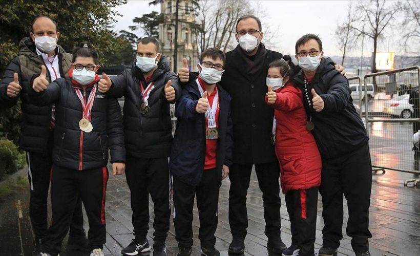 Bakan Kasapoğlu Beşiktaş-Fenerbahçe derbisini down sendromlu sporcularla izledi