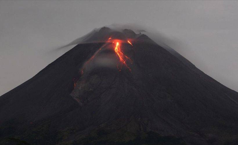 Endonezya'nın Cava Adası'nda yanardağı patladı