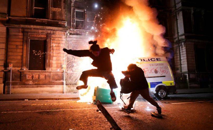 İngiltere'de eylemciler karakola saldırdı