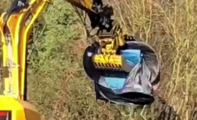 Fransa'da polis mültecilerin çadır kentlerini kepçeyle yıktı