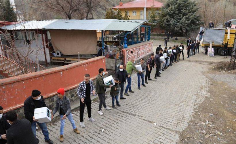 Bingöl'ün Elmalı köyü sakinlerinden İdlib'deki yetimler için elden ele yardım