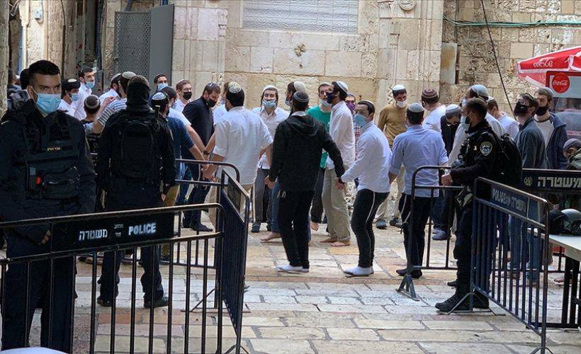 Yahudiler Mescid-i Aksa'nın avlusuna baskın yaptı!