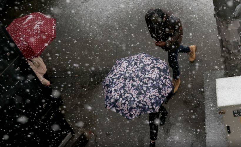 İstanbul'da sabah saatlerinde başlayan kar yağışı etkisini artırarak devam ediyor