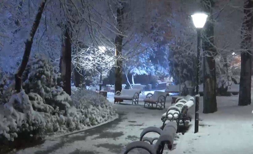 Ankara'da gece başlayan kar yağışı, kenti beyaza bürüdü