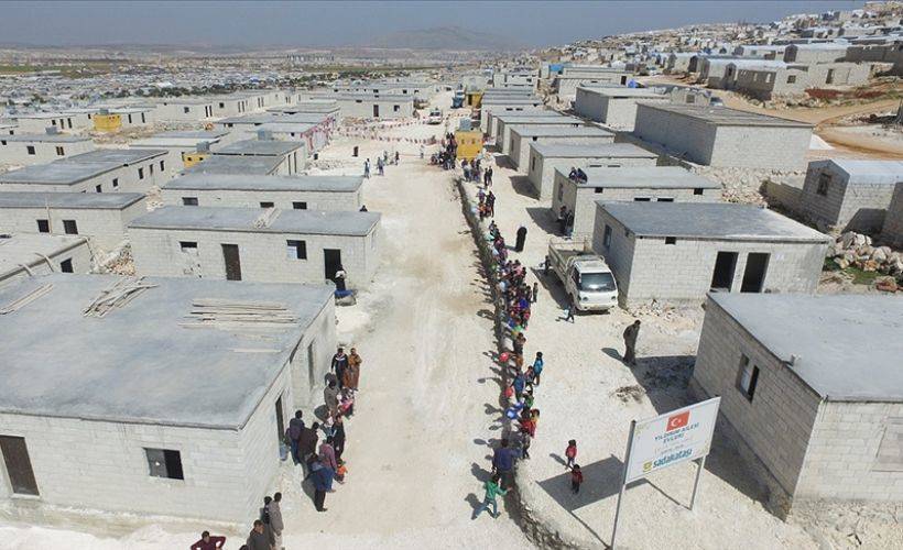 Sadakataşı İdlib'teki 250 briket evi mağdur ailelere teslim etti