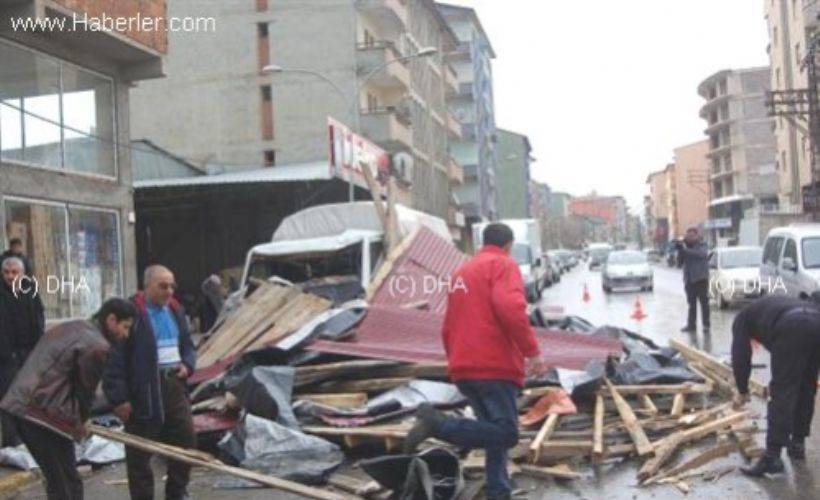 Muş'ta şiddetli fırtına nedeniyle 50 evin çatısı uçtu