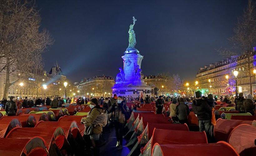 Paris'in göbeğinde göçmen kampı kurdular
