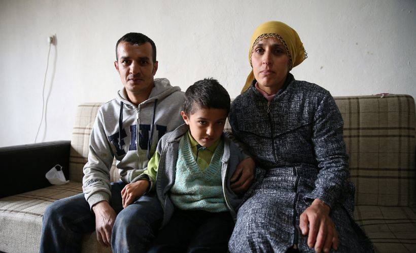 Fedakar baba, 10 yaşındaki engelli oğlunu okula sırtında taşıyor