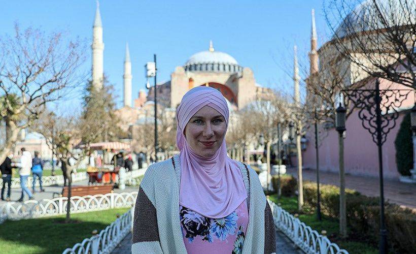Girmeye çekindiği Sultanahmet Camii'nde Müslümanlıkla tanışan İngiliz, şimdi sosyal medyada yeni dinini anlatıyor
