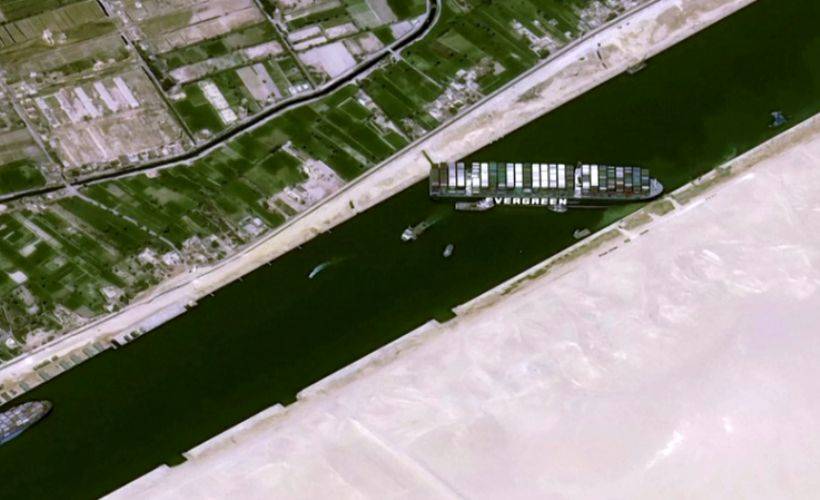 Süveyş Kanalı'nda mahsur kalan gemi sosyal medyada espri konusu oldu