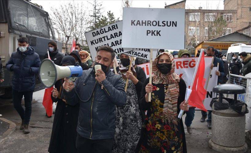 Terör mağduru aileler HDP İl Başkanlığı önünde eylem yaptı