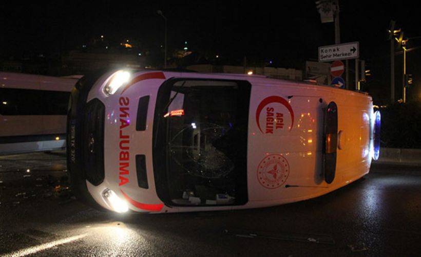 Otomobille çarpışan ambulans devrildi