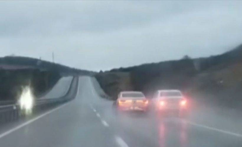 Araçlarını birbirlerine çarptırarak ilerleyen iki sürücü gözaltına alındı