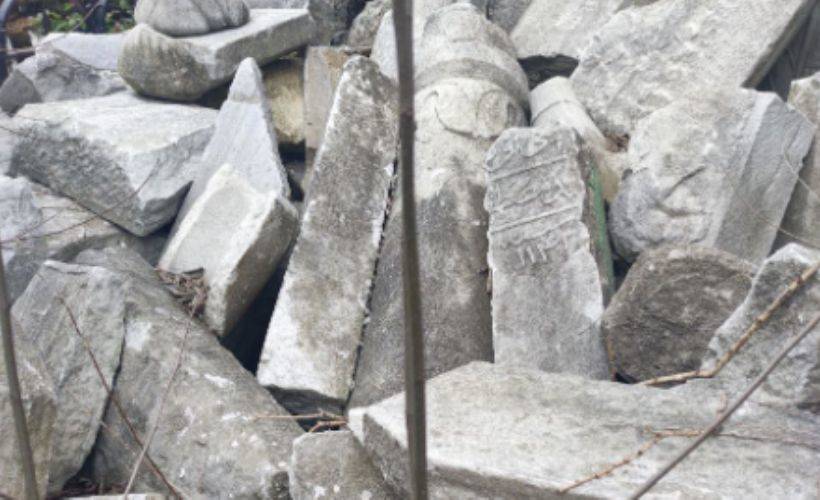 Eyüp Hatuniye Tekkesi'nin haziresinin son hali içler acısı