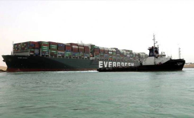 Süveyş Kanalı'nda karaya oturan gemi hala kurtarılamadı