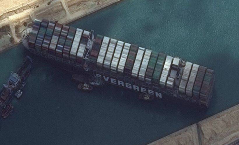 Süveyş Kanalı'nı trafiğe kapatan gemi saplandığı yerden kurtuldu